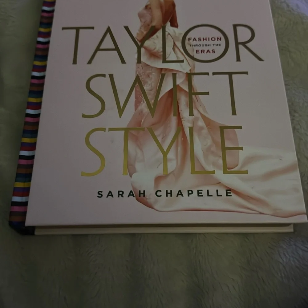 Taylor Swift Style: Fashion Through the Eras by Sarah Chapelle